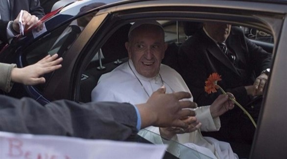بابا الفاتيكان يتجول في سيارة عادية في روما (أنسا)