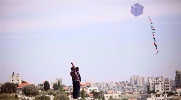 فلسطينيون يطيرون طائرات ورقية فوق المعتقلات الإسرائيلية في رام الله تضامناً مع أسرى الاحتلال (24)