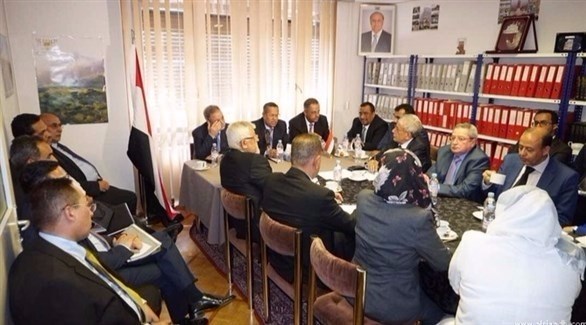 لقاء رئيس الوزراء اليمني أحمد بن دغر ووزير الخارجية عبدالملك المخلافي مع سفراء اليمن بالاتحاد الأوروبي في جنيف (المصدر)