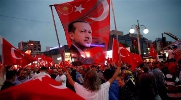 أتراك يحتفلون بعد صدور نتائج الاستفتاء على التعديلات الستورية.(أرشيف)