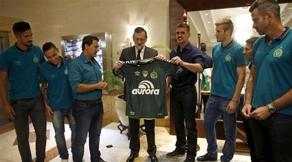 رئيس الوزراء الإسباني يتلقى قميص تشابكوينسي (تويتر)