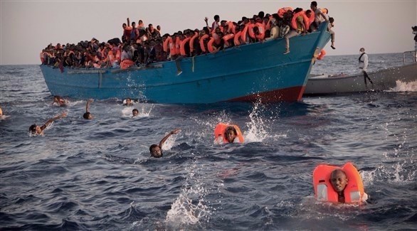 قارب يقل عدداً كبيراً من المهاجرين في المتوسط (أرشيف)