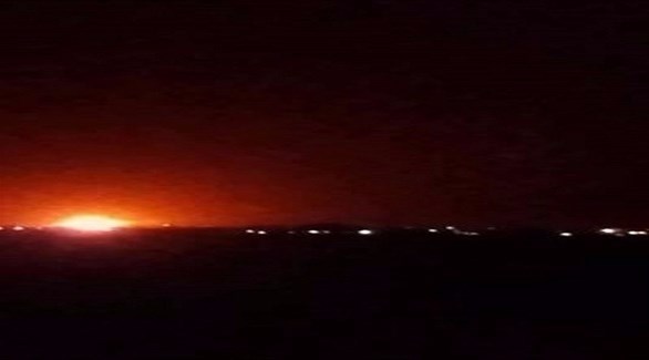 صورة تظهر الانفجار بمحيط مطار دمشق بعد استهدافه من قبل الطيران الإسرائيلي (تويتر)