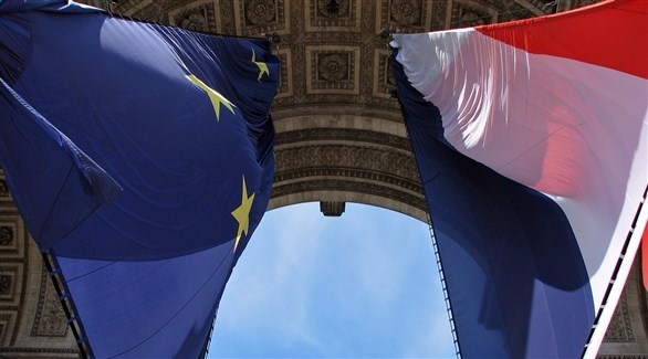 العلم الفرنسي بجانب علم الاتحاد الأوروبي (أرشيف)
