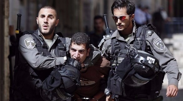 قوات إسرائيلية تعتقل فلسطينياً (أرشيف)