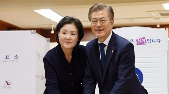 الرئيس الكوري الجنوبي المنتخب وزوجته يدليان بصوتهما خلال الانتخابات (أرشيف)