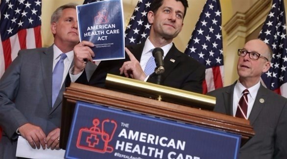 رئيس مجلس النواب الأمريكي بول ريان يرفع نسخة من مشروع قانون الرعاية الصحية الجديد. (أرشيف)