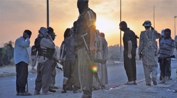 مسلحون من داعش يستعدون لإعدام سجناء في الموصل.(أرشيف)
