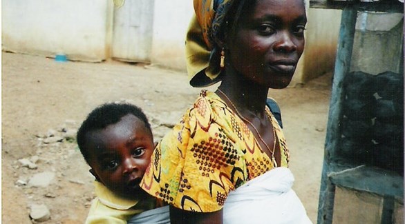لا تنظر الأم في كينيا إلى عيني الطفل
