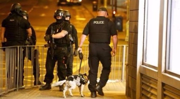 رجال شرطة بريطانيون يفتشون شارعاً في مانشستر.(أرشيف)