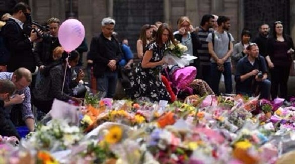 وضع أكاليل الزهور في ساحة سانت آن وسط مدينة مانشستر لتكريم ضحايا الهجوم (تويتر)