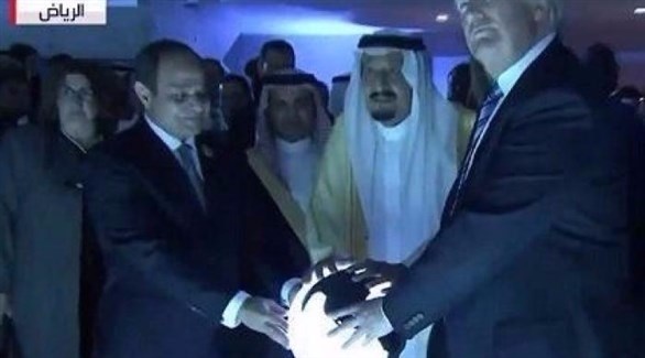 الملك سلمان بن عبدالعزيز والرئيسان الأمريكي دونالد ترامب والمصري عبدالفتاح السيسي يفتتحون مركز "اعتدال" في الرياض.(أرشيف)