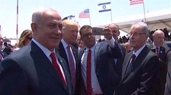 عضو الكنيست الإسرائيلي اورن حزان يلتقط سيلفي مع ترامب (أرشيف)