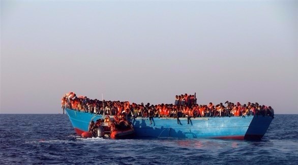 قارب يقل عدداً كبيراً من المهاجرين في عرض المتوسط (أرشيف)