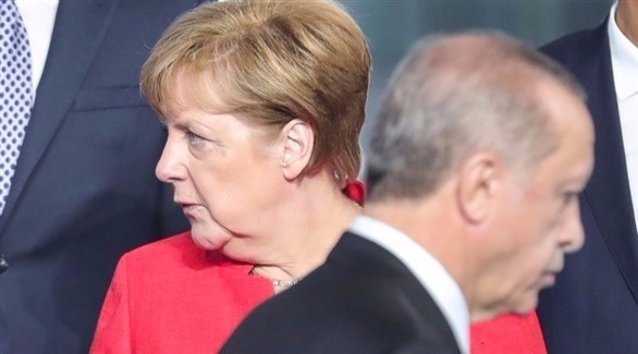 أردوغان وميركل في قمة الناتو (إ ب أ)