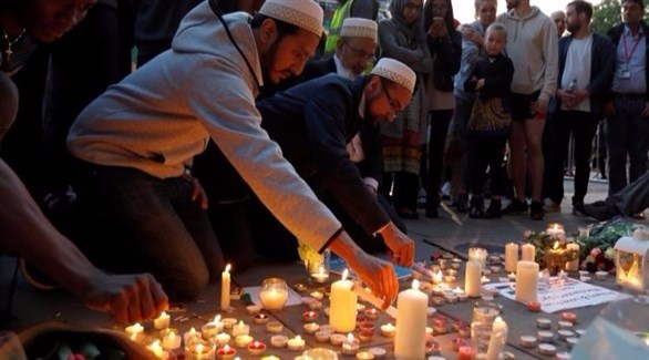 مسلمون يضيئون شموعاً خلال وقفة احتجاجية بعد الهجوم في مانشستر.(أرشيف)