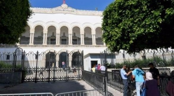 تفتيش عند مدخل المحكمة في تونس في (أ ف ب)