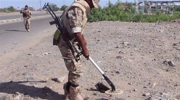 جندي يمني يبحث عن ألغام خلفها الحوثيون (أرشيف)
