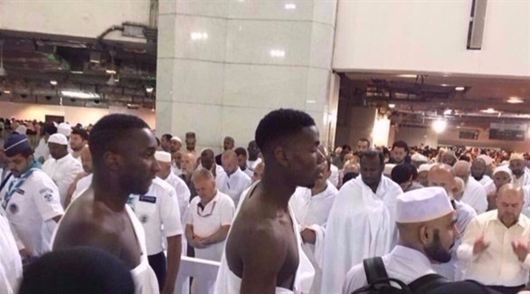 لاعب مانشستر يونايتد بوغبا أثناء تأدية العمرة (تويتر)