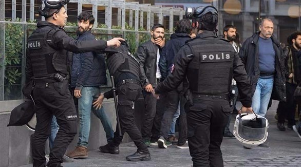 رجال شرطة أتراك يعتقلون ناشطين أكراداً.(أرشيف)