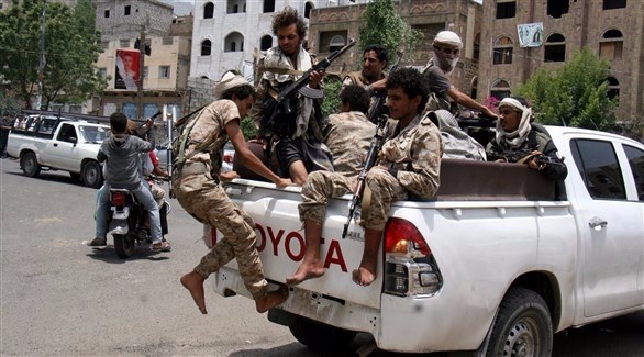 مقاتلون موالون للحكومة اليمنية في مدينة تعز (رويترز)