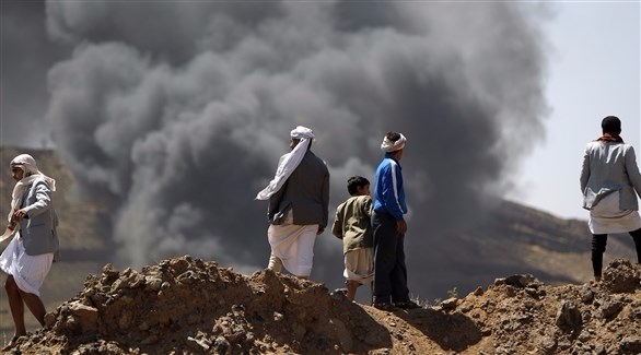 يمنيون يعاينون مكان سقوط صاروخ (أرشيف)