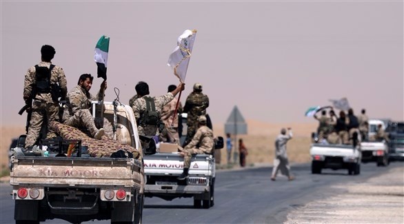 مقاتلون يتوجهون إلى الرقة في سوريا (رويترز)