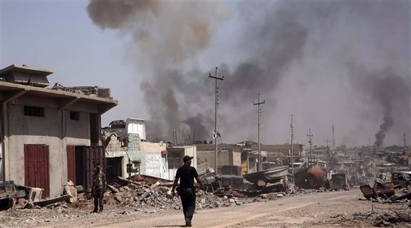 جندي يمر في أحد الشوارع العراقية التي تشهد على الاشتباكات مع داعش (أرشيف / أ ب)