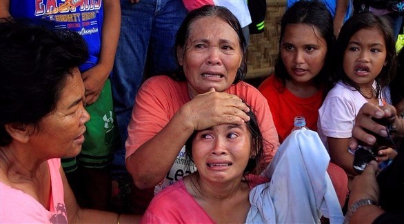 مجموعة من السكان أخلت منازلها خوفاً من اشتداد المعارك مع المتشددين في الفلبين (رويترز)