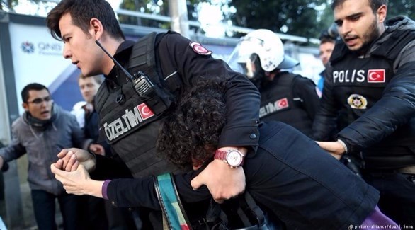 عناصر أمنية في تركيا تعتقل أحد الأشخاص (أرشيف / د ب أ)