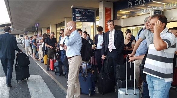 مسافرون خارج المطار (تويتر)