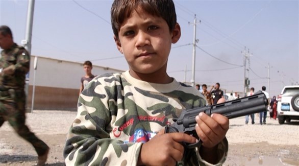 طفل يلهو بمسدس في العراق (أرشيف)