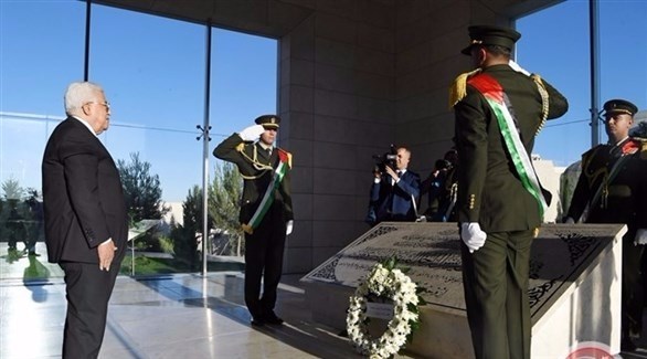 محمود عباس يضع إكليلاً من الزهور على ضريح الرئيس الفلسطيني السابق ياسر عرفات (معاً)