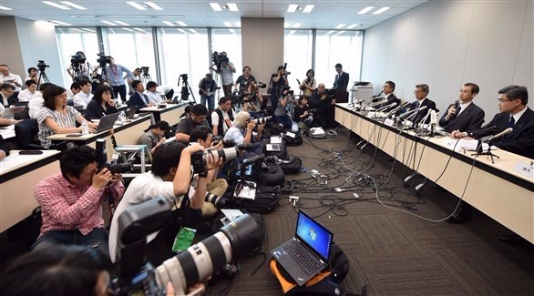 مدراء تاكاتا اليابانية خلال مؤتمر صحفي لإعلان الإفلاس (أ ف ب)