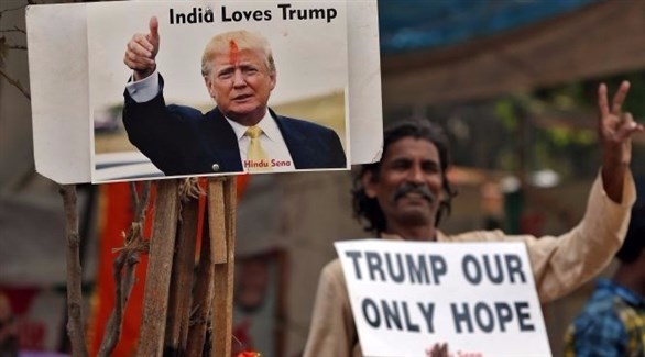هند يرفع يافطات مؤدية للرئيس الأمريكي (أرشيف)