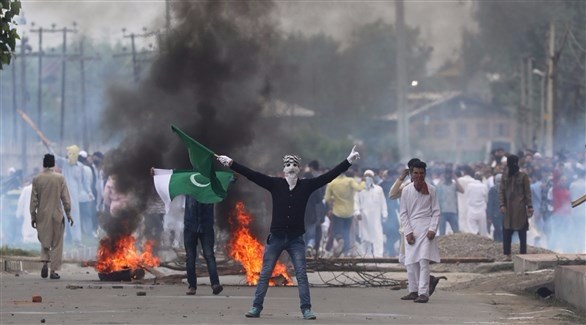 جانب من الاشتباكات بين المعتصمين والشرطة في كشمير (اي بي ايه)