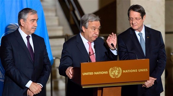 رئيسا قبرص يتوسطهما الأمين العام للأمم المتحدة (أرشيف)