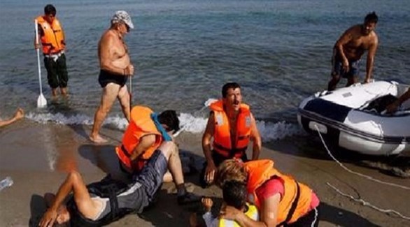إنقاذ لاجئين على أحد الشواطئ اليونانية (أرشيف)