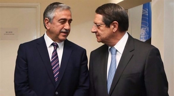 رئيس قبرص اليونانية نيكوس أناستاسيادس و قبرص التركية مصطفى أقينجي (أرشيف)