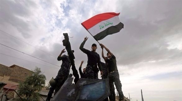 جنود عراقيون يرفعون شارات النصر بعد طرد داعش من الموصل.(أرشيف)