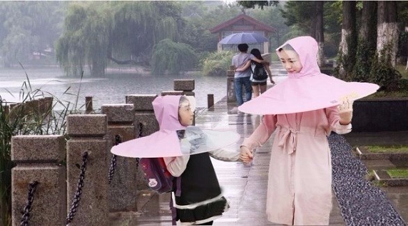 معطف مطري مزود بمظلة من إنتاج الصين (أوديتي سنترال)