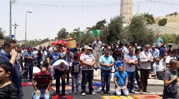 فلسطينيون يصلون في شواع القدس رفضاً للبوابات الإلكترونية (أرشيف)