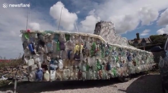 قارب مؤلف من آلاف العبوات البلاستيكية (يو بي آي)