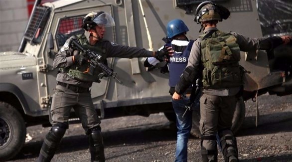 اعتداء جنود الاحتلال الإسرائيلي على صحافي فلسطيني (أرشيف)