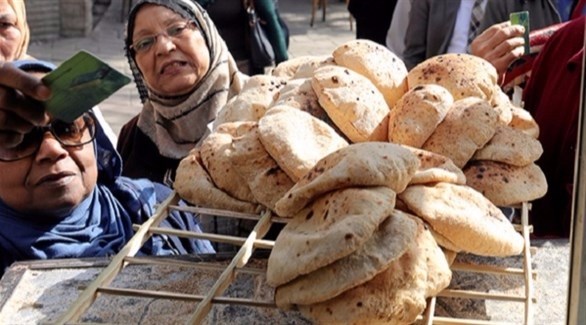 مصريات يشترين الخبز ببطاقة التموين (أرشيف)