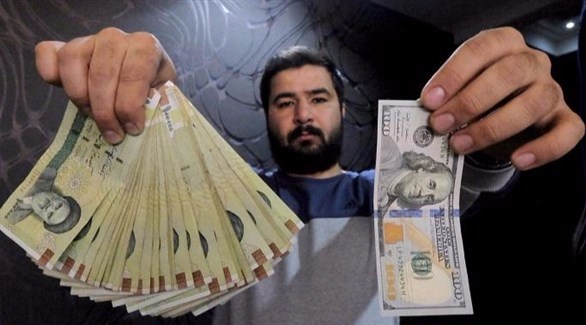 إيراني يعرض 100 دولار أمريكي مقابل ريالات إيرانية ( أرشيف)