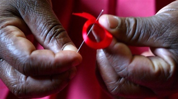 صناعة رباط خاص للتضامن مع المصابين بفيروس نقص المناعة