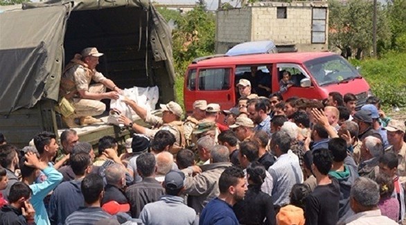 جنود روس يوزعون مساعدات على محتاجين في سوريا (روسيا اليوم)