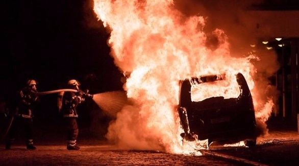 رجال لإطفاء يخمدون النيران المشتعلة بإحدى السيارات خلال قمة جي20  (أرشيف / أ أ ب)