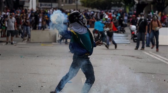 متظاهر خلال احدى الاحتجاجات في فنزويلا (اي بي ايه)